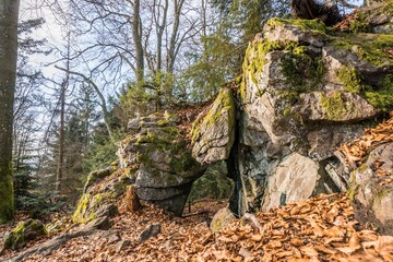 Alte verwitterte Granit Felsen Formation mit Höhle und Durchbruch im Wald auf der Rusel und Ruselabsatz nähe Geisslinger Stein Königstein und Hausstein im bayerischen Wald bei Deggendorf und Regen, De