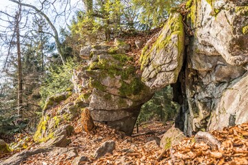 Alte verwitterte Granit Felsen Formation mit Höhle und Durchbruch im Wald auf der Rusel und...