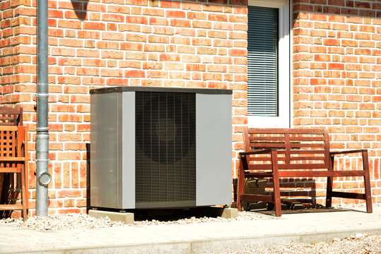 Klimaanlage/Luftwärmepumpe vor einem Wohnhaus