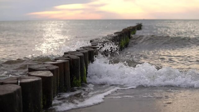Wellen am Strand brechen in Zeitlupe