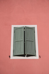 finestra casa serramenti imposte scuri in legno pittura casa casa colorata edilizia lavoro falegname tinteggiare carpentiere 