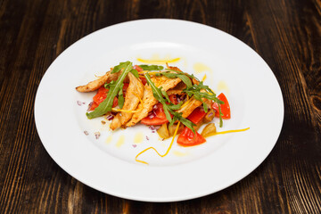 Chicken salad with arugula and crispy pepper