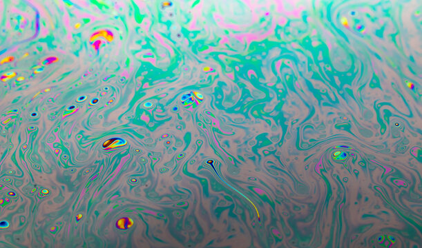 Fondo de dibujos abstractos de muchos colores en agua jabonosa y burbujas que se asemejan a un espermatozoide en el &uacute;tero buscando un ovulo
