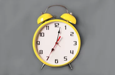 Leuchtfarbe Wecker im Retro-Stil auf ultimativem grauem Hintergrund. © larisa_stock