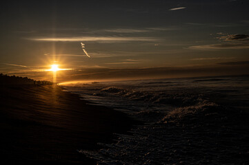 El sol del amanecer reflejando en las olas del mar 
