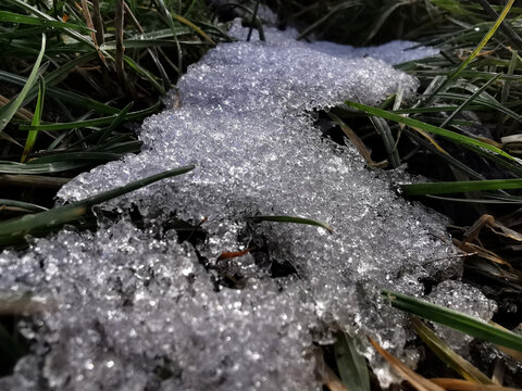Schnee und Eis schmelzen in einer Wiese