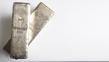 Zwei Silberbarren auf weißem Hintergrund.