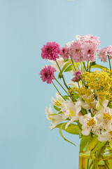 Arreglo floral con un fondo de color azul. Concepto decoración de interiores