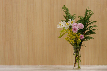 Ramo de flores de colores con un fondo vintage de madera sobre una base de mármol- Concepto decoración de interiores minimalista