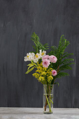 Fototapeta na wymiar Ramo de flores de colores con un fondo vintage sobre una base de mármol- Concepto decoración de interiores minimalista