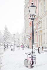 Ulica Długa w Gdańsku zimą, ludzie idący do pracy, pada śnieg
