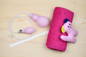 A Pelvic Floor Muscle Exercise device to prepare for the giving of birth. Prenatal preparation, prevention of perineal injuries and stress incontinence.