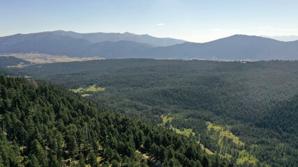 Naklejka premium survol des lacs et forets des Bouillouses dans les Pyrénées-Orientales