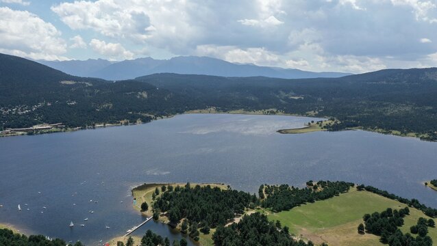 survol du lac de Matemale dans les Pyr&eacute;n&eacute;es-Orientales