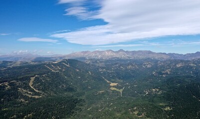 Fototapeta premium survol des lacs et forets des Bouillouses dans les Pyrénées-Orientales