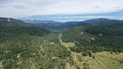 Fototapeta premium survol des lacs et forets des Bouillouses dans les Pyrénées-Orientales