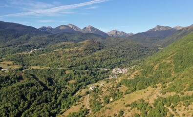 Fototapeta na wymiar survol de la haute vallée de l'Aude en Occitanie