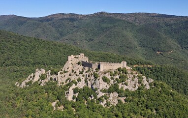 Obraz premium Châteaux cathares et haute-vallée de l'Aude vus du Ciel