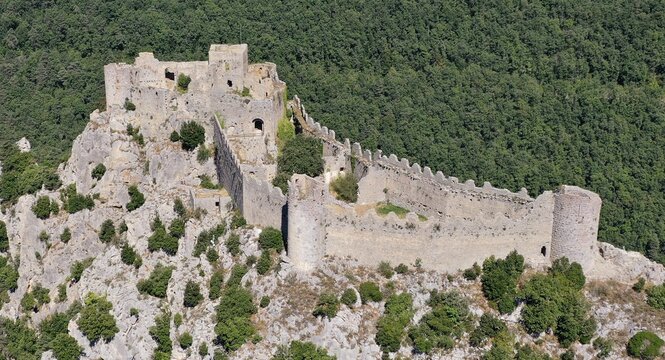 Ch&acirc;teaux cathares et haute-vall&eacute;e de l'Aude vus du Ciel