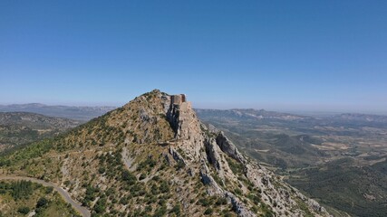 Fototapeta premium Châteaux cathares et haute-vallée de l'Aude vus du Ciel