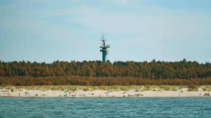 Wierza widokowa oraz latarnia nad zatoką w Słowińskim Parku Narodowym, Polska.
