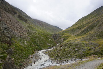 Flusslauf durch ein Hochgebirgstal