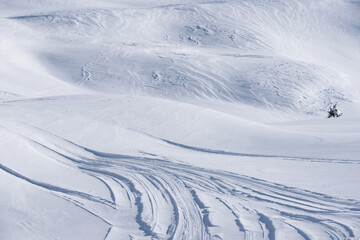 un bel paesaggio invernale, il bosco e le montagne coperte dalla neve, il manto di neve rende il...