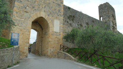 Fototapeta na wymiar La cinta muraria esterna del borgo di Monteriggioni in provincia di Siena, Toscana, Italia.