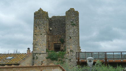 La cinta muraria esterna del borgo di Monteriggioni in provincia di Siena, Toscana, Italia.