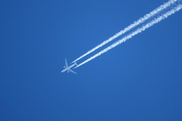 avion de ligne au loin ciel bleu