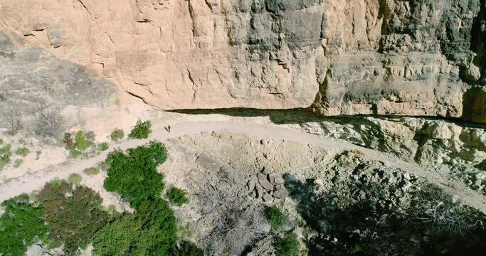 gigantesco muro de piedra de alta monta&ntilde;a y senderista