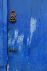 alter Türklopfer an einer blauen Tür