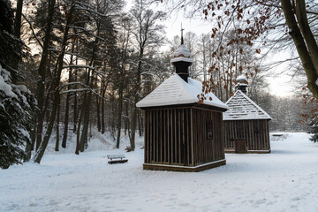Zabytkowe drewniane kapliczki w Lesie Łagiewnickim. Kapliczka św. Rocha, Kapliczka św. Antoniego © Piotr Szpakowski