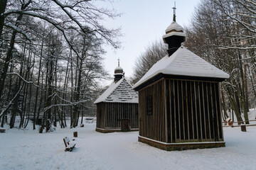 Zabytkowe drewniane kapliczki w Lesie Łagiewnickim. Kapliczka św. Rocha, Kapliczka św. Antoniego © Piotr Szpakowski