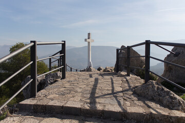 Foto de un camino hacia una cruz.