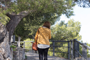 Mujer caminando por un sendero.