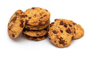 Galletas caseras de vainilla y avena con chispas de chocolate con fondo blanco