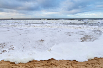 paysage de la côte de la mer du Nord en Belgique avec des vagues au parc naturel du Zwin en hiver par temps nuageux