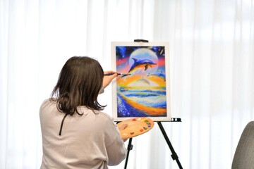 アートを描く女の子
