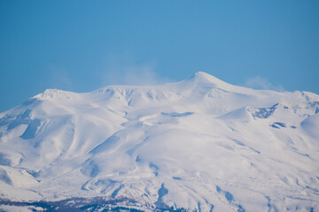雪山の山頂と青空　十勝岳
