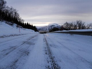 Strasse im Winter zwischen Olderdalen und Nordmannvik, Norwegen