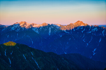 北アルプス、劔岳と立山のモルゲンロート（唐松岳から撮影）