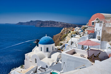Fototapeta na wymiar サントリーニ島、イア、青いドーム、ギリシャ
