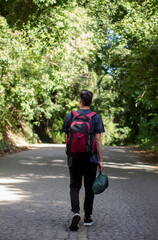 Fototapeta na wymiar chico en caminata y listo para acampar en el bosque tropical 