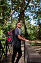 chico en caminata y listo para acampar en el bosque tropical 