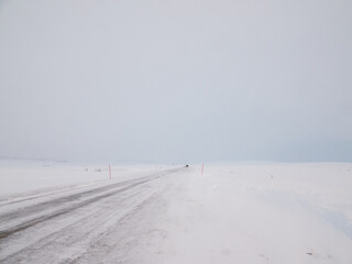 Strasse E6 im Winter zwischen Alta und Skaidi, Norwegen