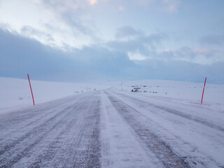 Strasse E6 im Winter zwischen Alta und Skaidi, Norwegen