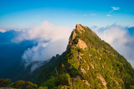 石鎚連峰」の写真素材 | 761件の無料イラスト画像 | Adobe Stock