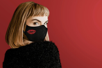 Obraz premium Woman wearing face mask to prevent Covid 19