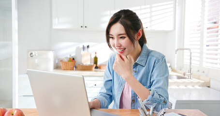 Obraz na płótnie Canvas Asian woman work at home